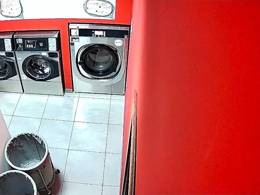 Immagine 6 di Locale commerciale in vendita  a Peschiera Borromeo