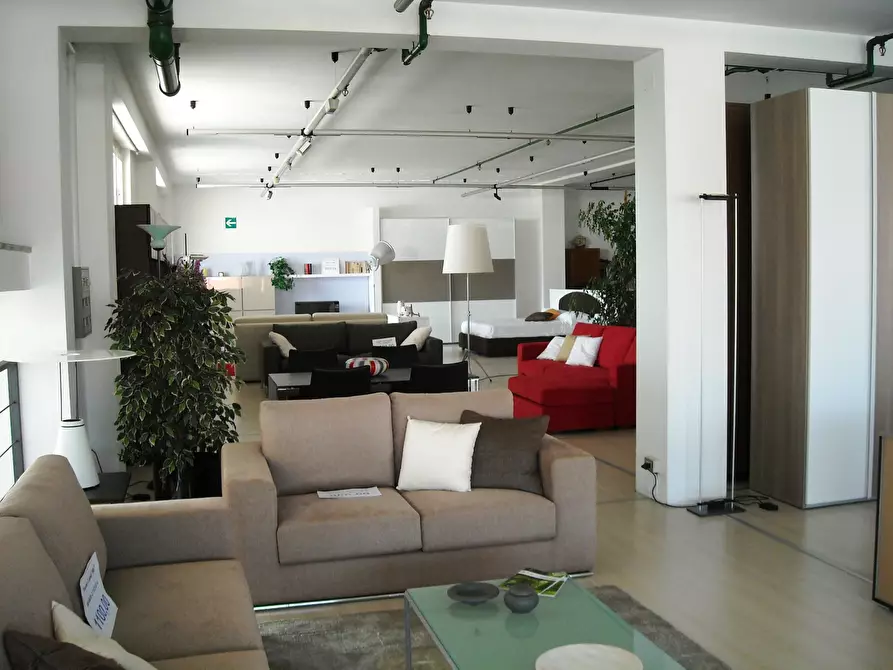 Immagine 11 di Showroom in vendita  in VIA emilia 7 a Casalpusterlengo