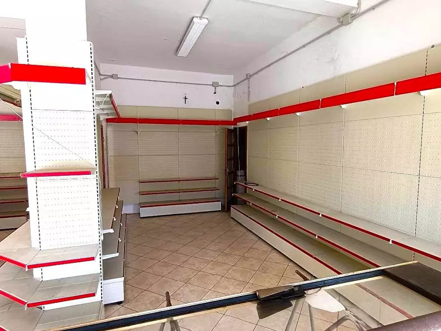 Immagine 11 di Locale commerciale in vendita  a Castelguglielmo