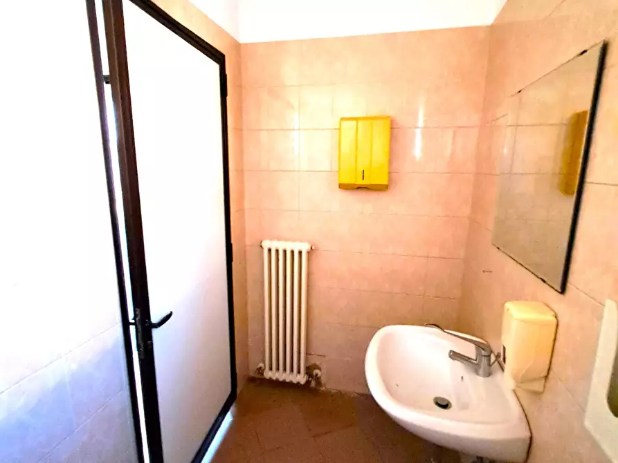 Immagine 10 di Attività commerciale in affitto  a Rovigo