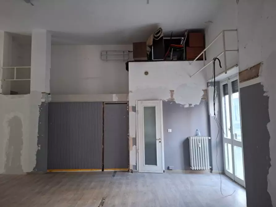 Immagine 6 di Locale commerciale in affitto  a Torino