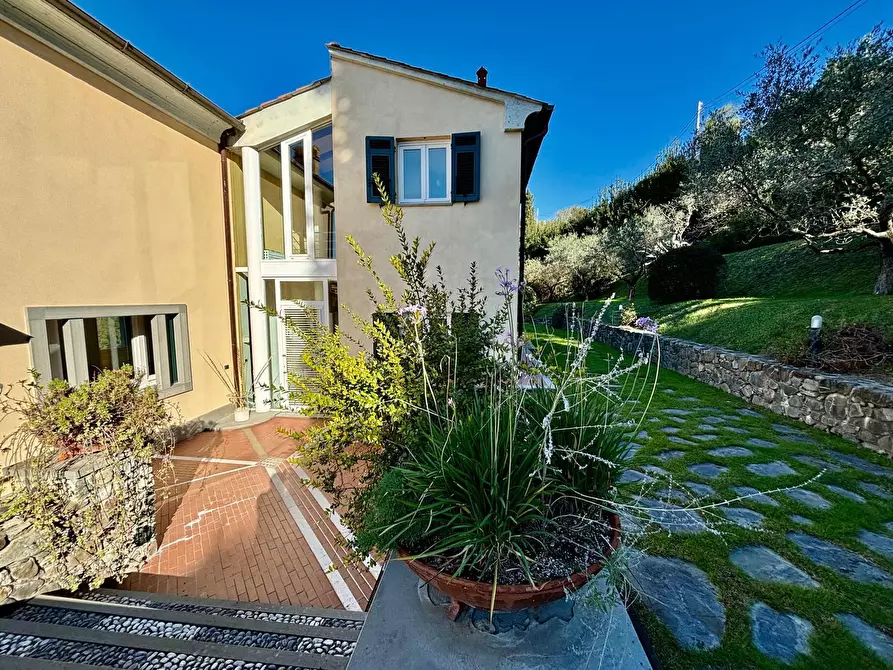 Immagine 2 di Villa in vendita  a Sarzana