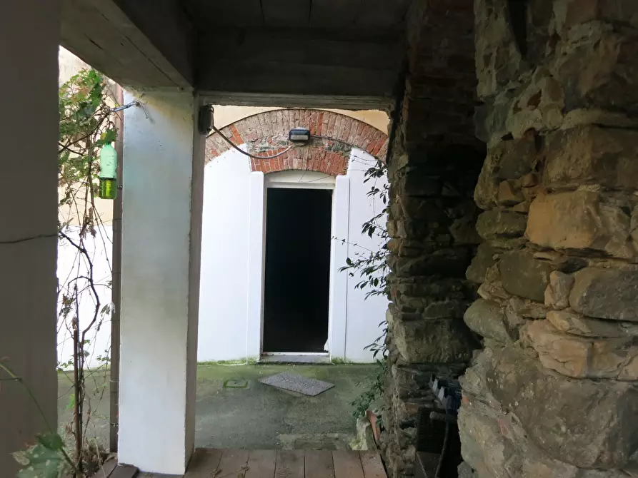 Immagine 19 di Showroom in vendita  a Sarzana