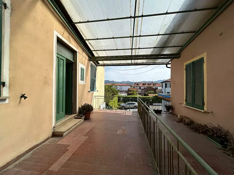 Immagine 1 di Porzione di casa in vendita  a Sarzana