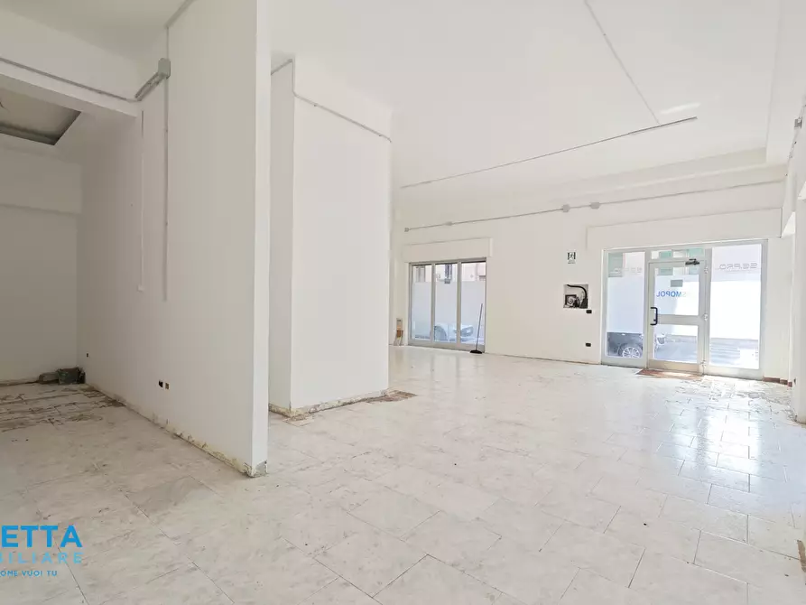 Immagine 12 di Locale commerciale in affitto  in Via Dica di Genova 50 a Taranto