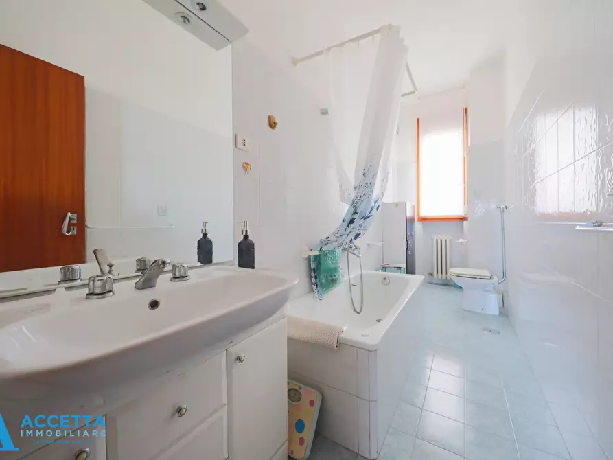 Immagine 13 di Trilocale in vendita  in Via Ugo De Carolis 10 a Taranto