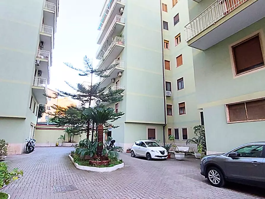 Immagine 1 di Pentalocale in vendita  in Via Medaglie D'Oro 388 a Salerno