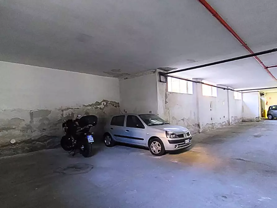 Immagine 6 di Pentalocale in vendita  in Via Medaglie D'Oro 388 a Salerno