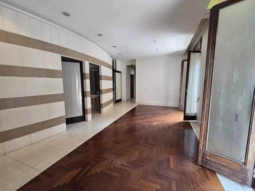 Immagine 4 di Trilocale in vendita  in Corso Giuseppe Garibaldi a Salerno