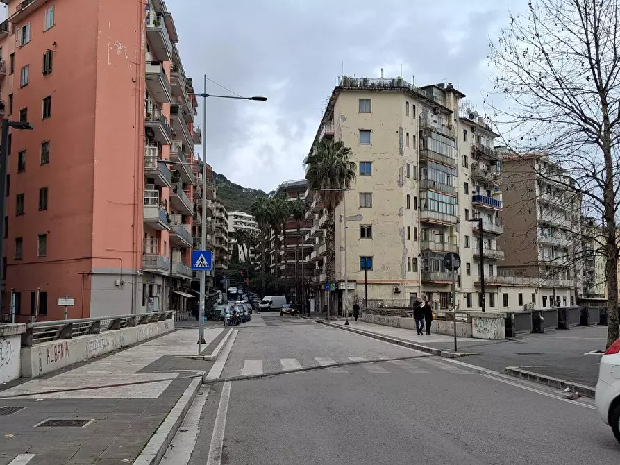 Immagine 4 di Locale commerciale in vendita  in Via Luigi Guercio 147 a Salerno