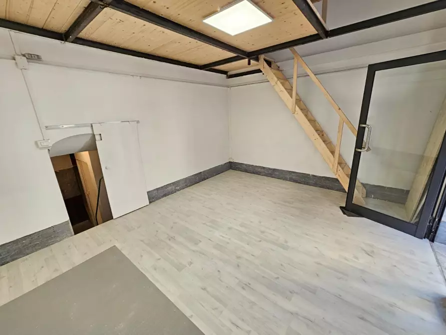 Immagine 3 di Locale commerciale in vendita  in Via Giovanni Tommaso Invrea 46 a Genova