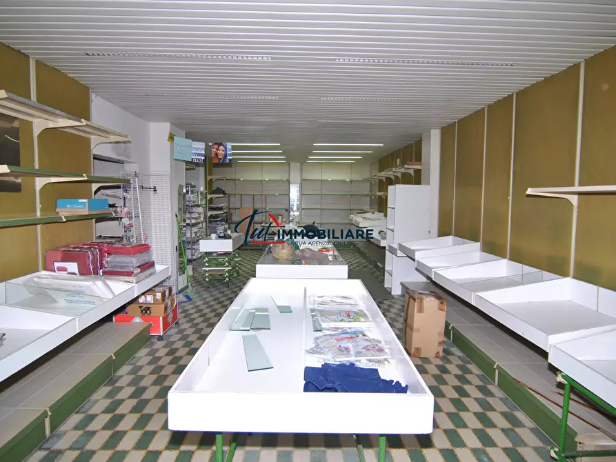 Immagine 3 di Locale commerciale in vendita  in Via del Pettine 5 a Livorno