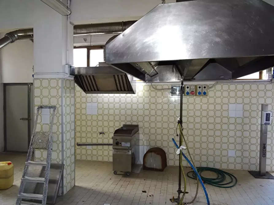 Immagine 8 di Locale commerciale in vendita  a Senigallia