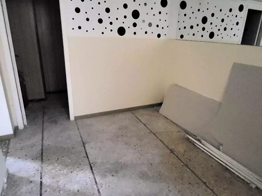 Immagine 9 di Locale commerciale in vendita  a Senigallia