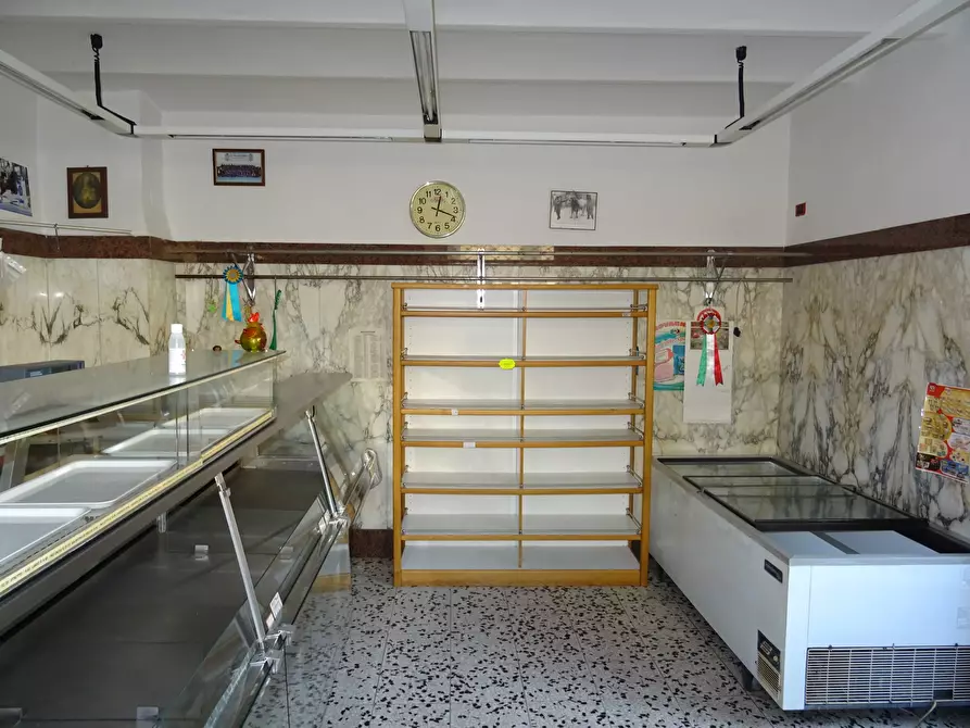 Immagine 3 di Locale commerciale in vendita  a Falconara Marittima
