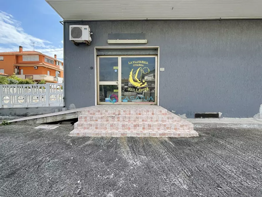 Immagine 2 di Locale commerciale in vendita  a Pineto