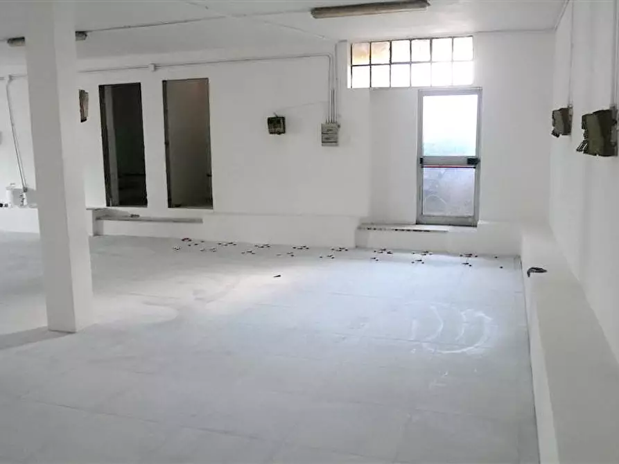 Immagine 4 di Capannone industriale in affitto  a Montignoso