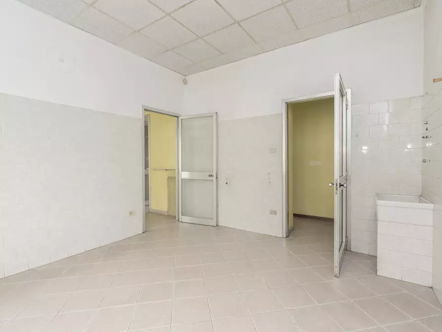 Immagine 10 di Ufficio in vendita  in Strada di Settimo 81 a Torino
