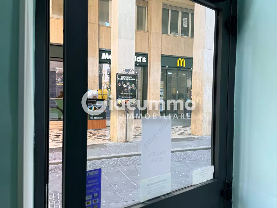 Immagine 13 di Locale commerciale in affitto  in Via Pretoria 117 a Potenza