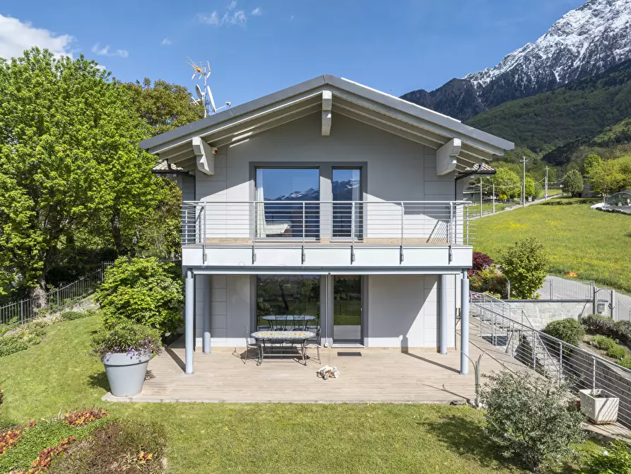 Immagine 3 di Villa in vendita  in Via Colombèe 11 a Colico