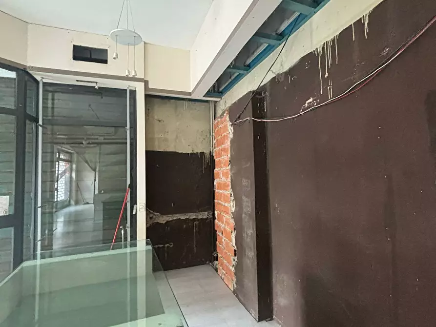 Immagine 30 di Locale commerciale in affitto  a Fornovo Di Taro