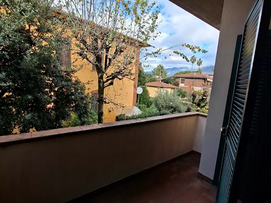 Immagine 52 di Quadrilocale in vendita  a Massa