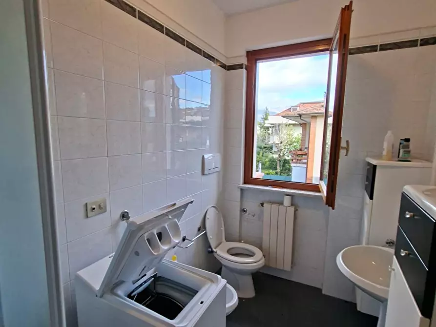 Immagine 37 di Quadrilocale in vendita  a Massa