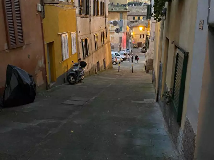 Immagine 1 di Appartamento in vendita  in di mezzo a Siena