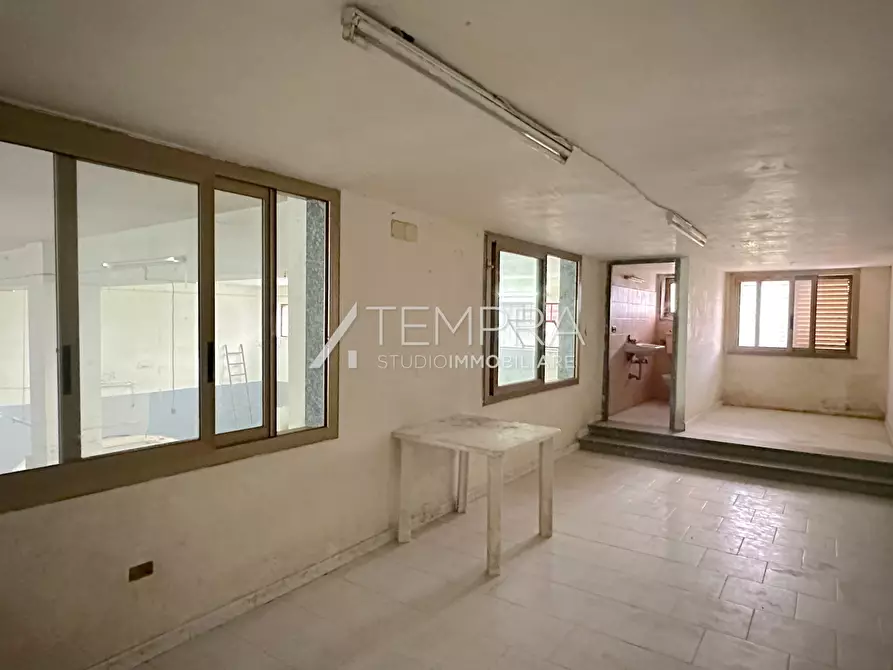 Immagine 15 di Attività artigianale in affitto  in Via dei Fiori a Biancavilla
