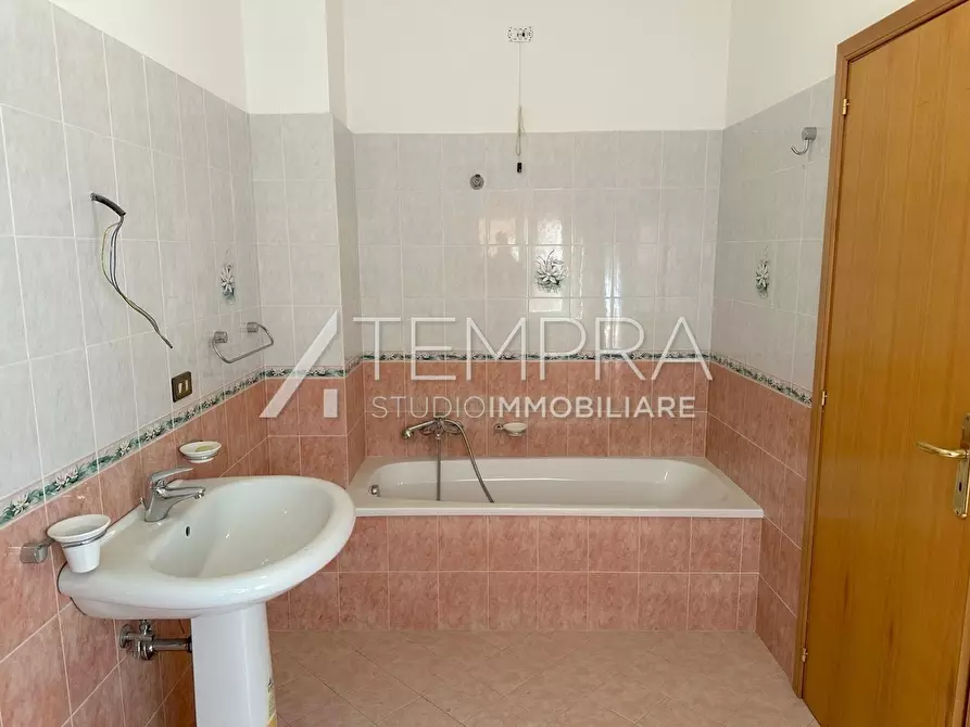 Immagine 15 di Casa indipendente in vendita  a Adrano