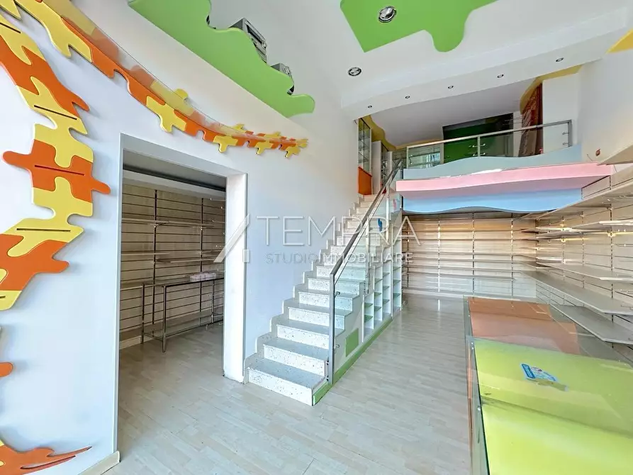 Immagine 16 di Locale commerciale in vendita  a Adrano