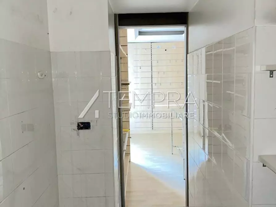 Immagine 19 di Locale commerciale in vendita  a Adrano