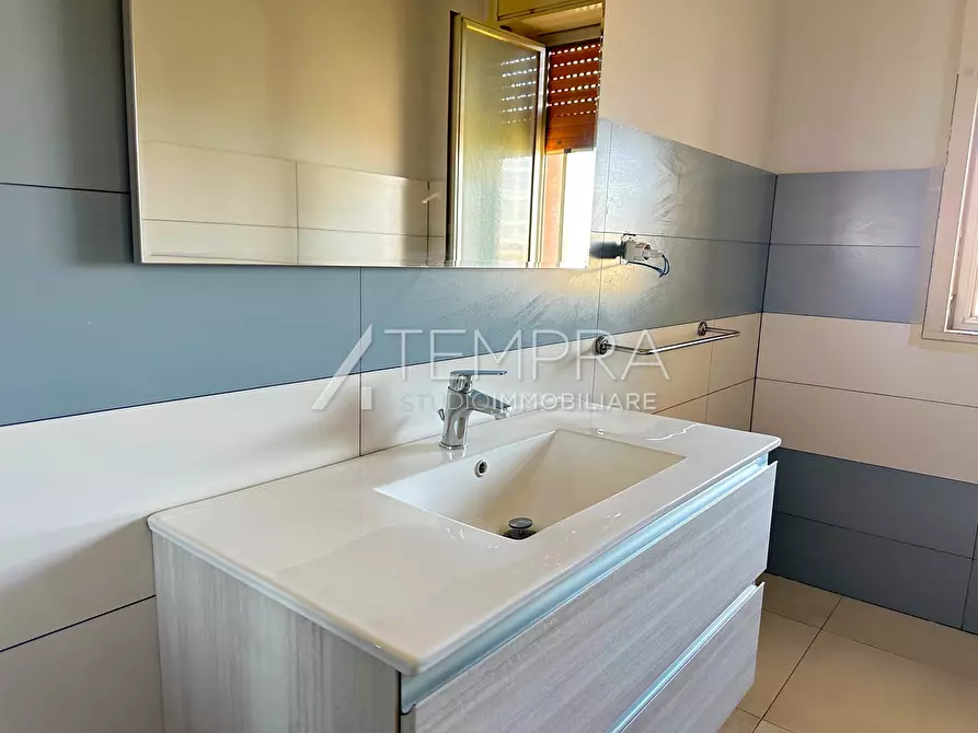 Immagine 10 di Appartamento in vendita  a Adrano