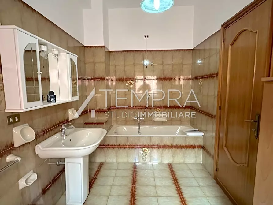 Immagine 15 di Appartamento in vendita  a Adrano