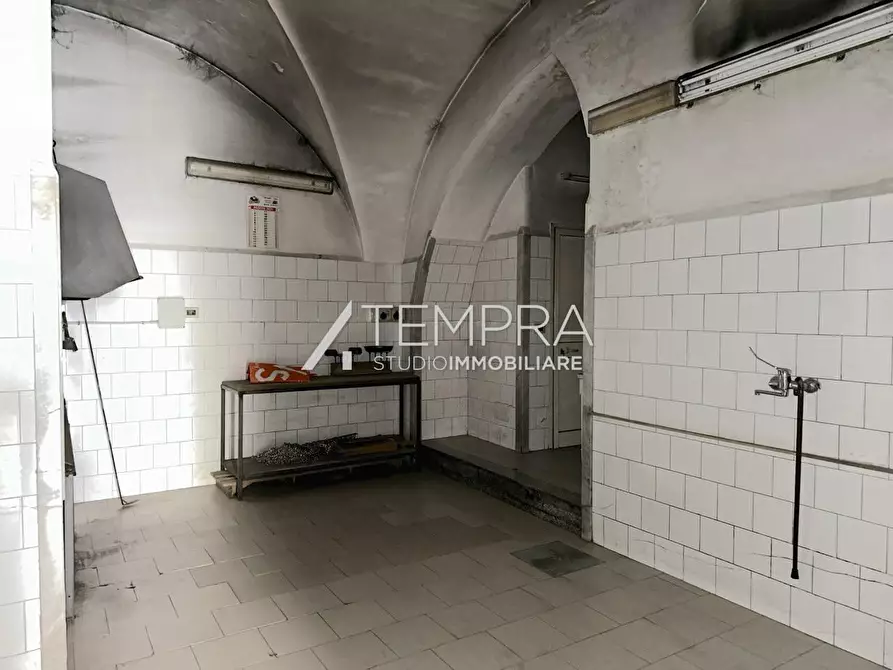 Immagine 10 di Locale commerciale in vendita  a Adrano