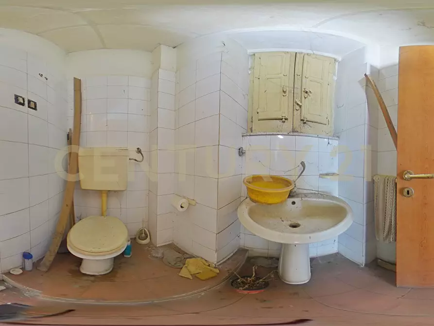 Immagine 21 di Locale commerciale in vendita  in Via del Bosco 107 a Catania