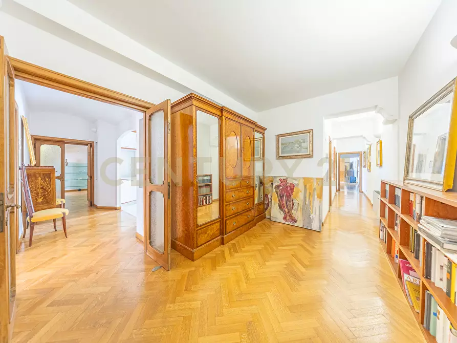 Immagine 37 di Pentalocale in vendita  in Via della Croce 71 a Roma