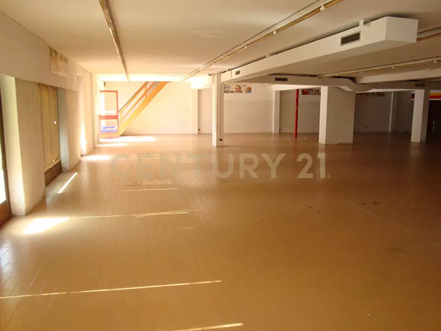 Immagine 8 di Locale commerciale in vendita  in Piazza Alcide De Gasperi 120 a San Giovanni Lupatoto