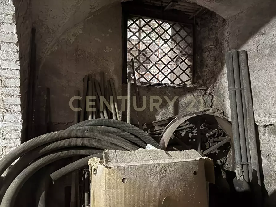 Immagine 43 di Locale commerciale in vendita  in Via 6 Aprile 59 a Catania