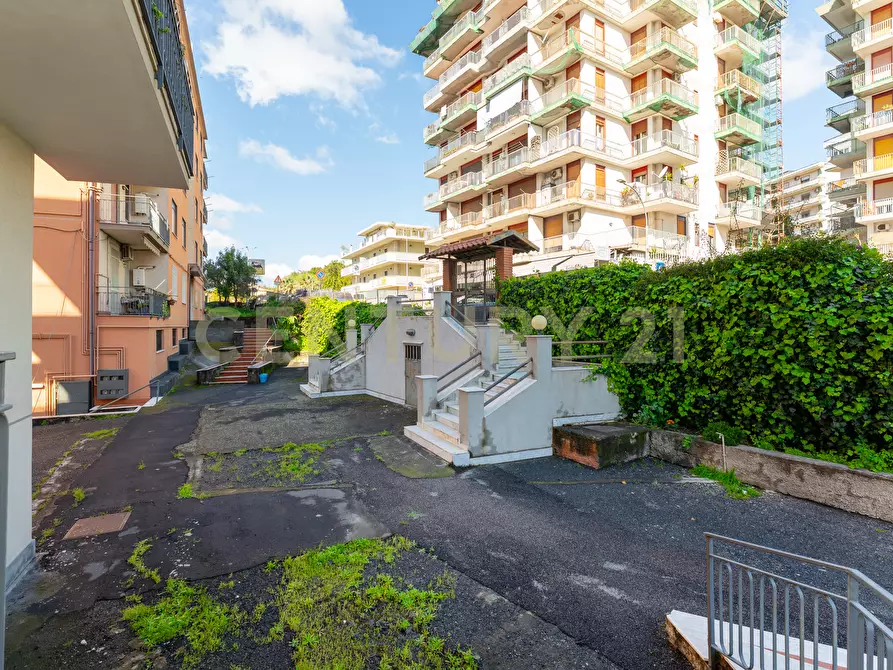 Immagine 4 di Pentalocale in vendita  in Via Carnazza 2 a Tremestieri Etneo