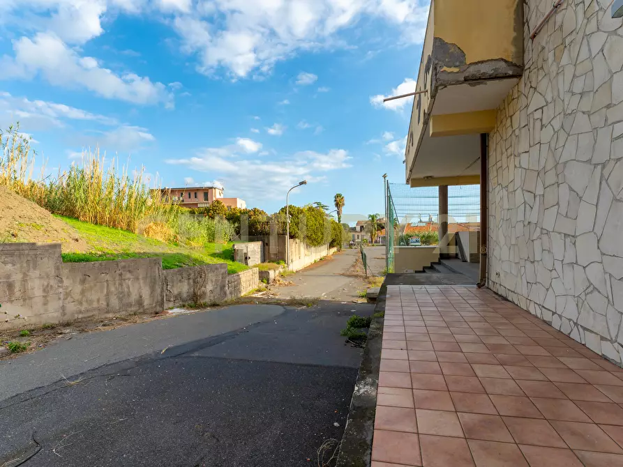 Immagine 19 di Showroom in vendita  in Via delle Scuole 1 a Aci Castello