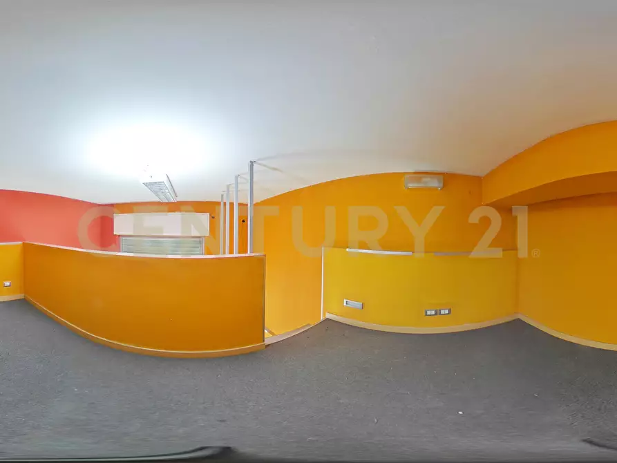 Immagine 25 di Locale commerciale in vendita  in Via Padova 64 a Catania