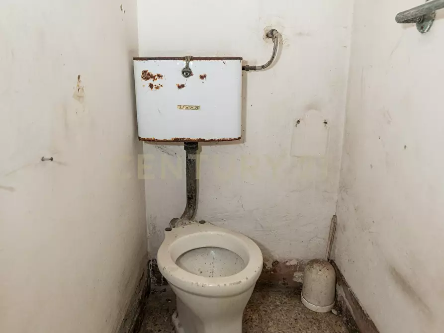 Immagine 24 di Pentalocale in vendita  in Via Mirko 12 a Catania