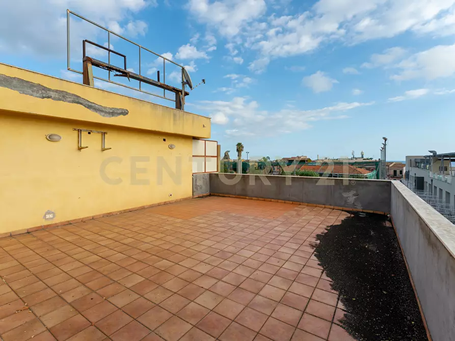 Immagine 38 di Showroom in vendita  in Via delle Scuole 1 a Aci Castello