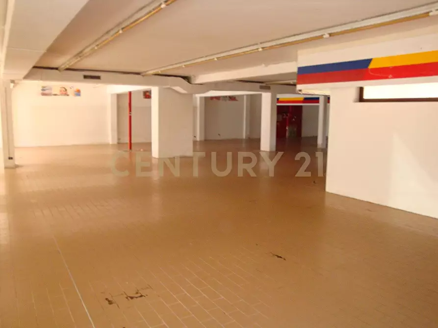 Immagine 5 di Locale commerciale in vendita  in Piazza Alcide De Gasperi 120 a San Giovanni Lupatoto