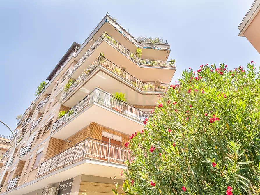 Immagine 101 di Trilocale in vendita  in Via Carlo Dossi 80 a Roma