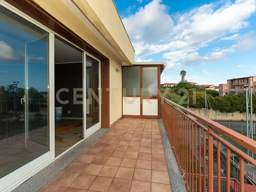 Immagine 50 di Showroom in vendita  in Via delle Scuole 1 a Aci Castello