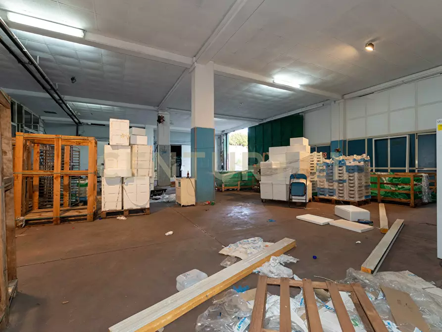 Immagine 71 di Showroom in vendita  in Via delle Scuole 1 a Aci Castello