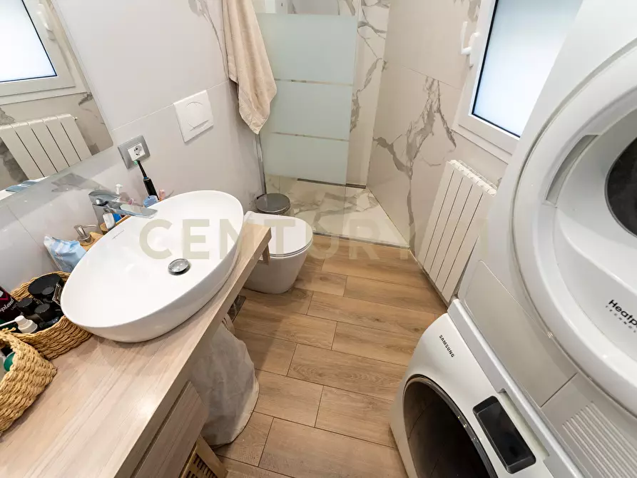 Immagine 28 di Pentalocale in vendita  in Via Lo Jacono Francesco 53 a Sant'agata Li Battiati