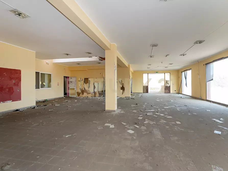 Immagine 12 di Showroom in vendita  in Via delle Scuole 1 a Aci Castello